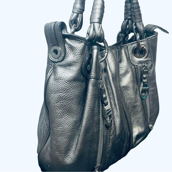 B. Makowsky Silver Shoulder Bag with Metallic Sheen - Picture 4 of 9